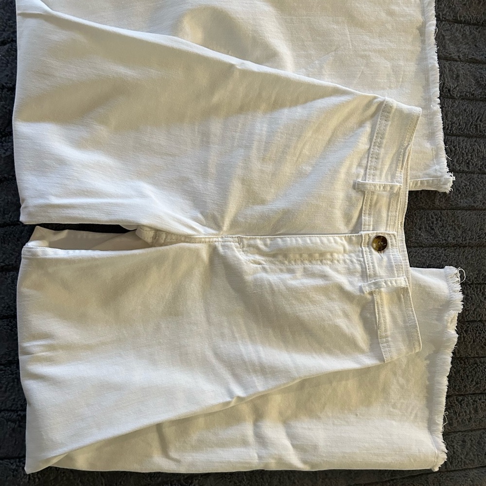 Brand new Billabong jeans, size 25. Run small.